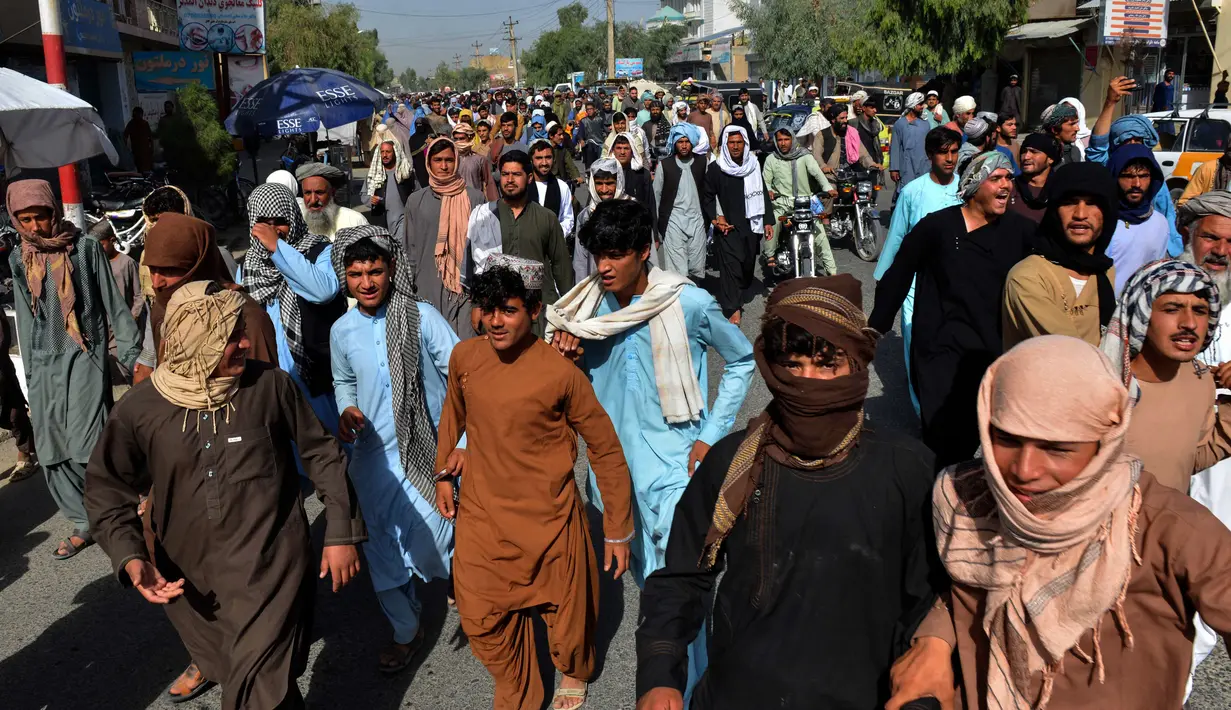 Penduduk setempat mengambil bagian dalam pawai protes terhadap pengumuman yang dilaporkan oleh Taliban di Kandahar (14/9/2021). Para penduduk memprotes Taliban yang ingin menggusur rumah mereka yang dibangun di atas tanah milik negara. (AFP/Javed Tanveer)