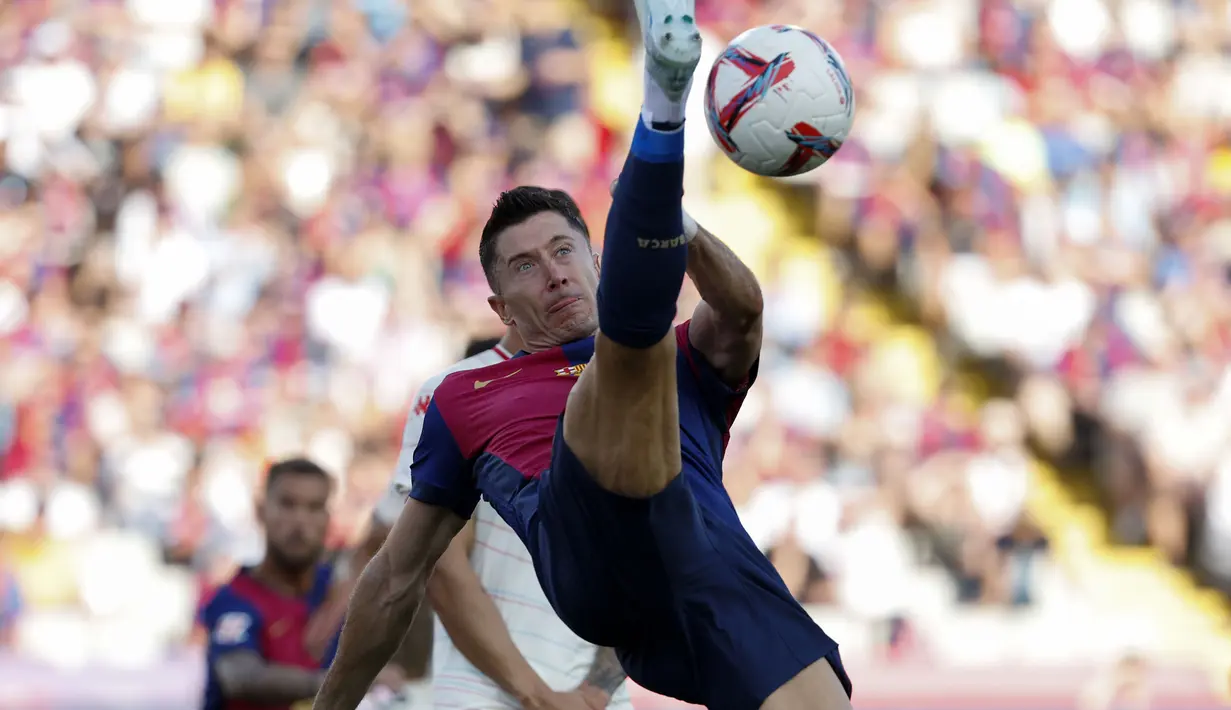 Pemain Barcelona, Robert Lewandowski berusaha melakukan tendangan salto ke gawang Valladolid pada laga lanjutan Liga Spanyol 2024/2025 di Olympic Stadium, Barcelona, Spanyol, Sabtu (31/08/2024). (AP Photo/Joan Monfort)