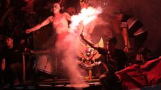 Suporter Timnas Indonesia U-19 menyalakan suar saat laga Grup A Piala AFF U-19 2022 antara Timnas Indonesia U-19 melawan Timnas Vietnam U-19 di Stadion Patriot Candrabhaga, Bekasi, Jawa Barat, Sabtu (02/07/2022). (Bola.com/Ikhwan Yanuar)