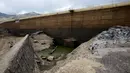 Pemandangan Bendungan Ajuan Khota yang kering, di dekat La Paz, Bolivia, (17/11). Lapisan es di pegunungan Andean, yang menjadi sumber air telah lenyap. (REUTERS/David Mercado)