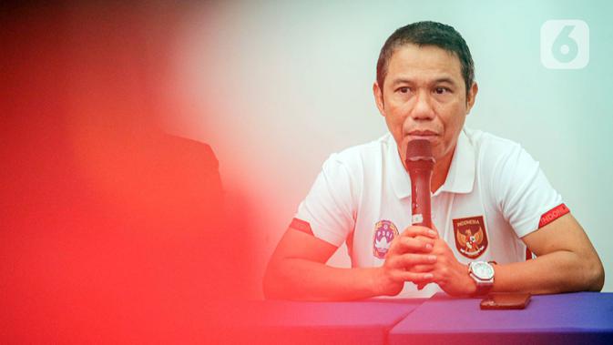 Sekretaris Jenderal PSSI Yunus Nusi menyampaikan keterangan pers terkait tragedi kerusuhan Stadion Kanjuruhan Malang di Stadion Madya, Jakarta, Minggu (2/10/2022). Yunus memastikan panitia pertandingan akan mendapat sanksi keras jika kerusuhan itu terbukti di dalam lapangan. (Liputan6.com/Faizal Fanani)