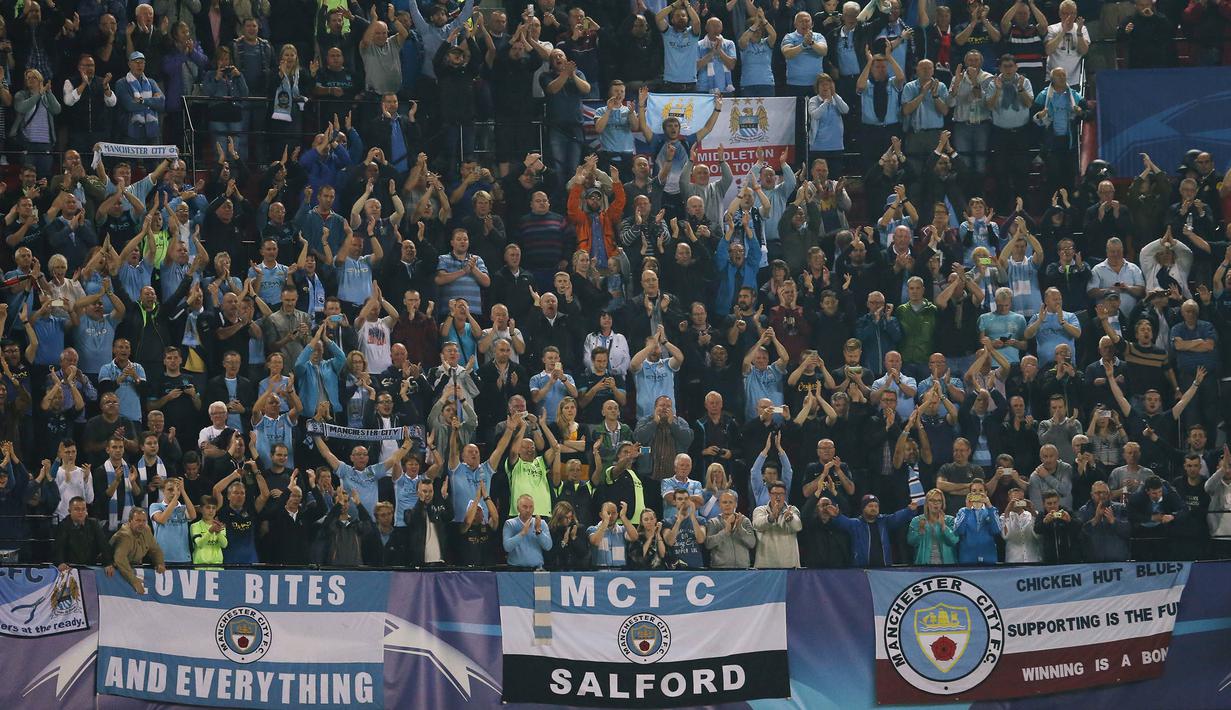 Fans Manchester City merayakan kemenangan atas Sevilla pada laga Liga Champions di Stadion Sanchez Pizjuan, Spanyol, Selasa (3/11/2015). (Action Images via Reuters/Andrew Boyers)