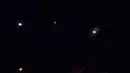 Gambar foto dari rekaman video televisi Iran memperlihatkan roket yang diluncurkan dari Iran ke arah pangkalan militer AS di Ein-al Asad di Irak, (8/1/2020).  Iran menembakkan "lebih dari selusin" rudal balistik ke arah markas militer Amerika di Irak. (HO / IRIB / AFP)