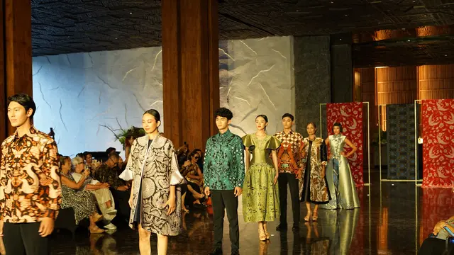 InJourney Hospitality bekerja sama dengan Iwan Tirta Private Collection, ikon batik terkenal di Indonesia, menggelar Fashion Show Batik di The Meru Sanur, Bali