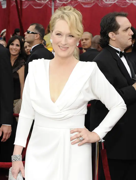 Tampilan cantik aktris senior dengan gaun putih ini saat menghadiri Academy Awards 2010. (Bintang/EPA)