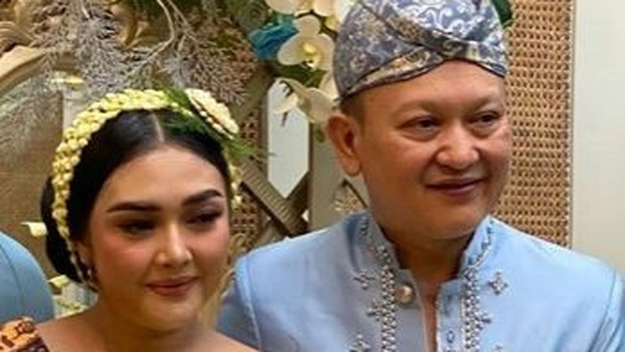 Beberapa rangkaian adat dilakukan. Pasangan ini terlihat mengikuti semua rangkaian itu.