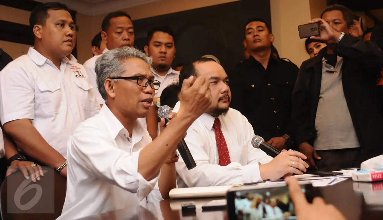 Buni Yani (kiri) bersama tim kuasa hukumnya bersiap memberi klarifikasi terkait potensi menjadi tersangka kasus dugaan pelanggaran UU IT, Jakarta (7/11). Buni Yani beserta kuasa hukumnya menyatakan siap diperiksa. (Liputan6.com/Helmi Fithriansyah) 
