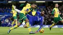 Pemain Chelsea Diego Costa berebut bola dengan pemain Norwich Martin Olsson   pada lanjutan Liga Premier Inggris di Stamford Bridge, London, Sabtu (21/11/2015). (Reuters/Stefan Wermuth)