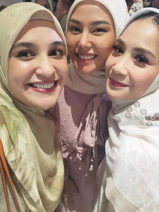 Aktris dan pebisnis 34 tahun itu memadukan tunik dengan hijab segi empat dengan motif dan warna senada. [@paula_verhoeven/@shireensungkar].