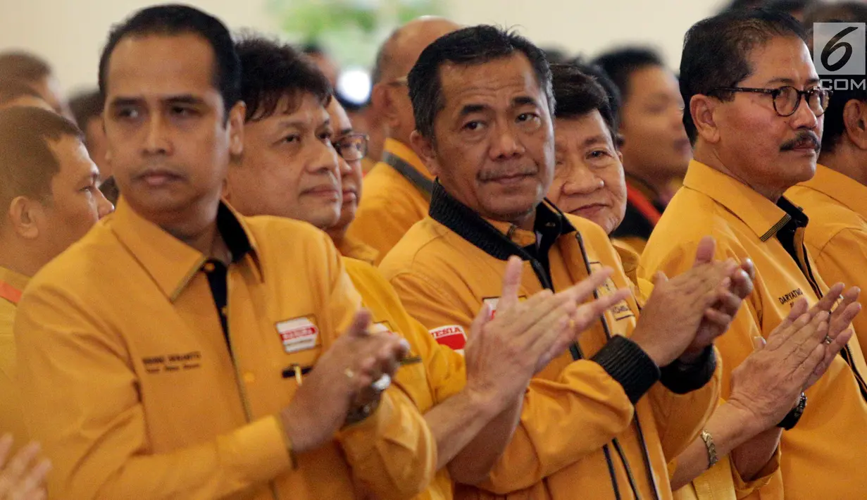 Sekjen Partai Hanura Sarifuddin Sudding (tengah) menghadiri Munaslub Partai Hanura di Jakarta, Kamis (18/1). Munaslub Hanura membahas pemberhentian Ketua Umum Oesman Sapta Odang dan pemillihan ketua umum yang baru. (Liputan6.com/Johan Tallo)