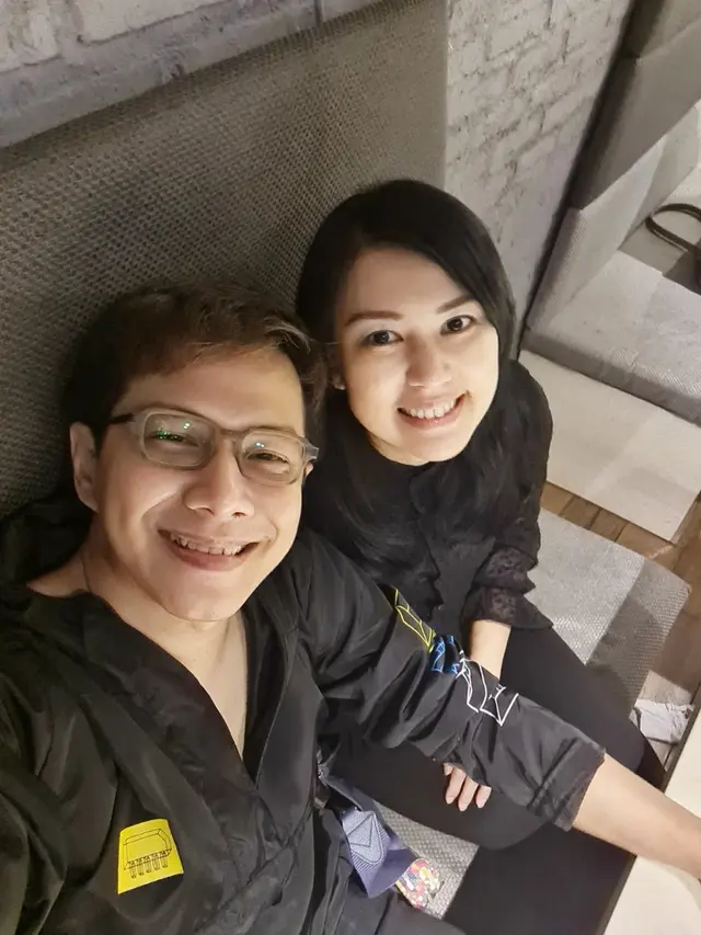 2 Tahun Menikah, Ini 7 Momen Kemesraan Delon Thamrin dan Istri