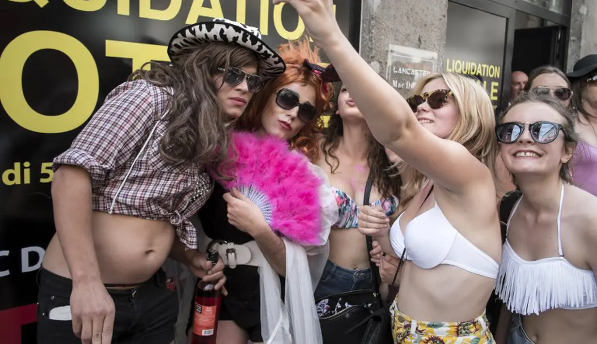  Ribuan orang berpakaian minim berkumpul di Nantes, Perancis pada Sabtu, 14 Juni 2014 (AFP Photo/Jean Sebastien)