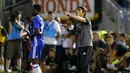 Pelatih Chelsea, Antonio Conte memberikan arahan kepada pemainnya saat melawan Liverpool pada laga pra musim International Champions Cup di Rose Bowl, Pasadena, California, (28/7/2016) pagi WIB. (Reuters/Mike Blake)