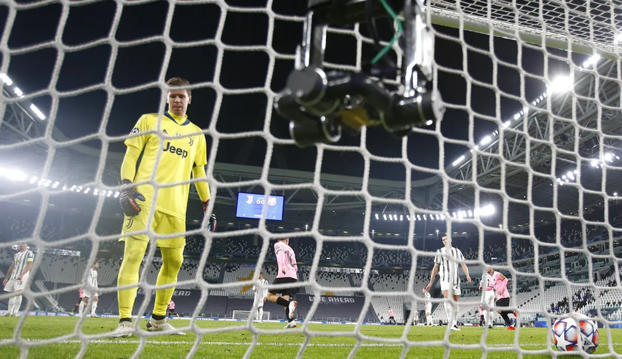 Kiper Juventus Wojciech Szczesny bereaksi setelah gol membobol gawangnya saat menghadapi Barcelona pada pertandingan Grup G Liga Champions di Allianz Stadium, Turin, Italia, Rabu (28/10/2020). Barcelona menaklukkan Juventus 2-0. (AP Photo/Antonio Calanni)
