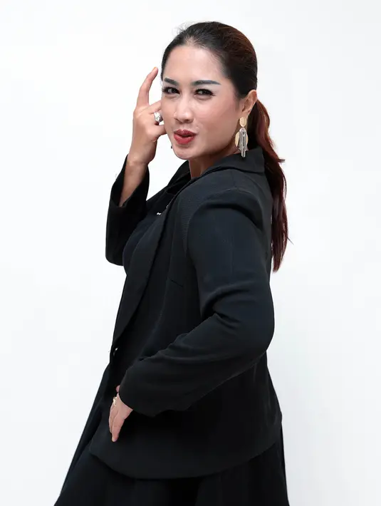 Melinda tak sungkan ketika menjawab segerombol pertanyaan dari penggemarnya di BBM Live Chat pada hari Jum’at (17/2) pukul 15.00 sampai 16.00 WIB. Ia menceritakan seputar perjalanan karier dan asmaranya selama ini. (Deki Prayoga/Bintang.com)