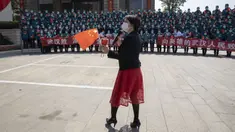 Seorang wanita memegang bendera China saat upacara perpisahan untuk kelompok petugas medis terakhir yang datang dari luar Wuhan dalam membantu kota selama wabah virus corona COVID-19 di Wuhan, Provinsi Hubei, China, Rabu (15/4/2020). Wuhan menjadi pusat penyebaran COVID-19. (AP Photo/Ng Han Guan)