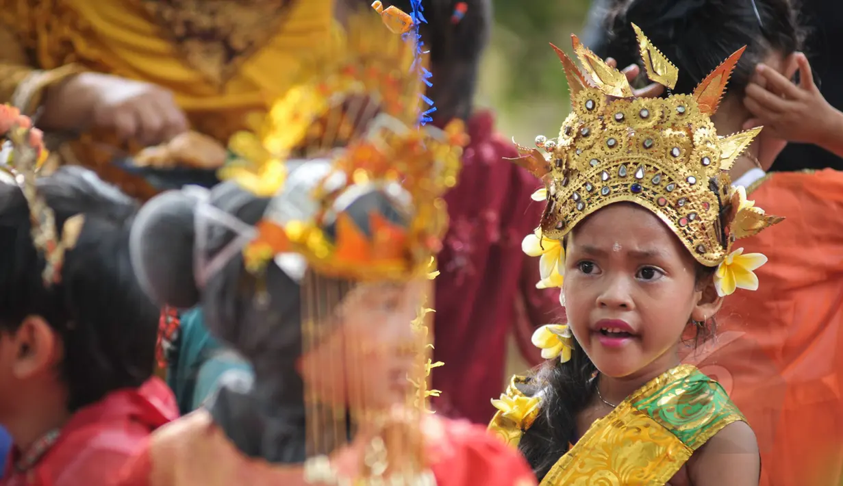 Ekspresi seorang murid TK Sekolah Alternatif untuk Anak Jalanan (SAAJA) saat mengenakan pakaian adat di kawasan Kuningan, Jakarta, Selasa (21/4/2015). Kegiatan itu dalam rangka Hari Kartini yang diperingati setiap 21 April. (Liputan6.com/Faizal Fanani)