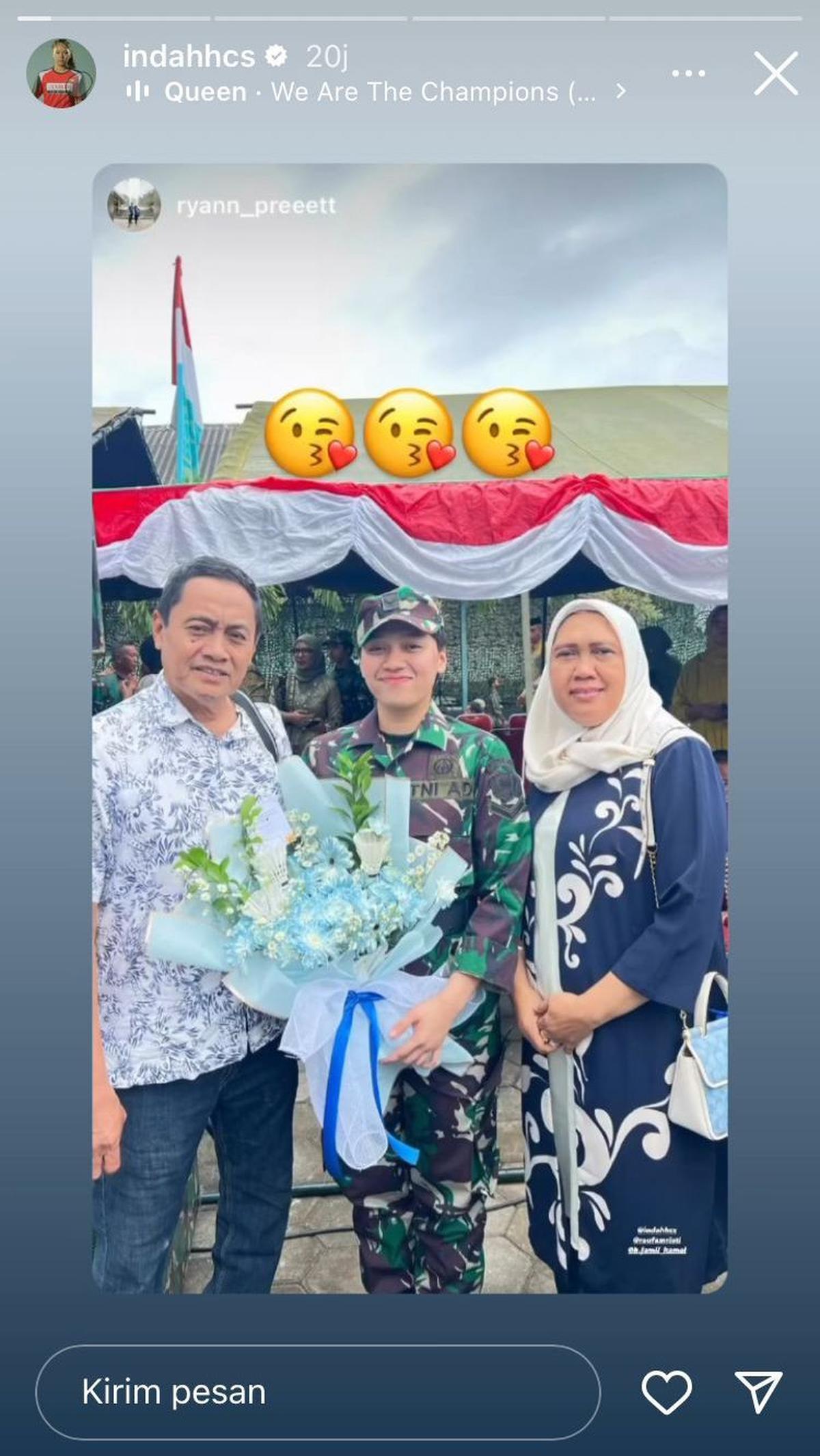 Belum lama ini, unggahan Indah saat melakukan pelantikan anggota TNI pun berhasil membuat warganet heboh.
