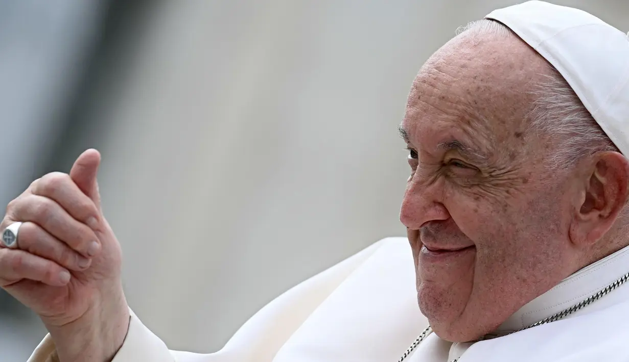 Paus Fransiskus memberi isyarat pada akhir audiensi umum mingguan pada 18 September 2024 di Lapangan Santo Petrus, Vatikan. (Filippo MONTEFORTE/AFP)