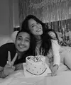 Yasmin Napper memberikan kejutan ulang tahun untuk kekasih tercintanya berupa kue berbentuk love. Mereka pun sempat berfoto bersama