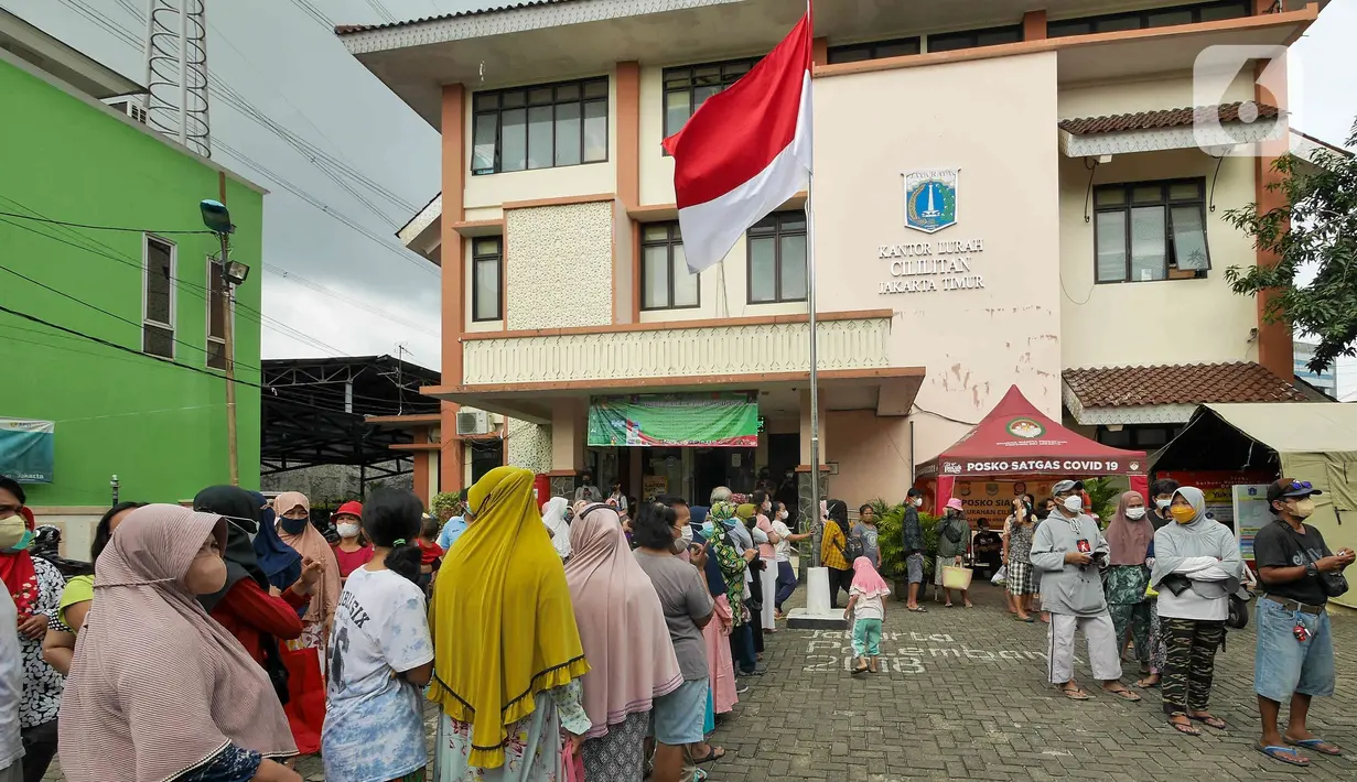 Warga antre membeli sembako murah di Kantor Kelurahan Cililitan, Jakarta, Rabu (2/2/2022). Pasar murah ini menyediakan minyak goreng dengan harga subsidi yakni Rp 14.000 per liter, beras 5kg dengan harga Rp 55.000 serta telur, susu UHT, gula pasir dan tepung terigu. (Liputan6.com/Herman Zakharia)