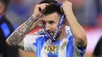 Pemain Argentina, Lionel Messi mengalungkan medali setelah memenangkan laga final Copa America 2024 melawan Kolombia di Hard Rock Stadium, Miami, Florida, Senin (15/07/2024) WIB. (AFP/Buda Mendes)
