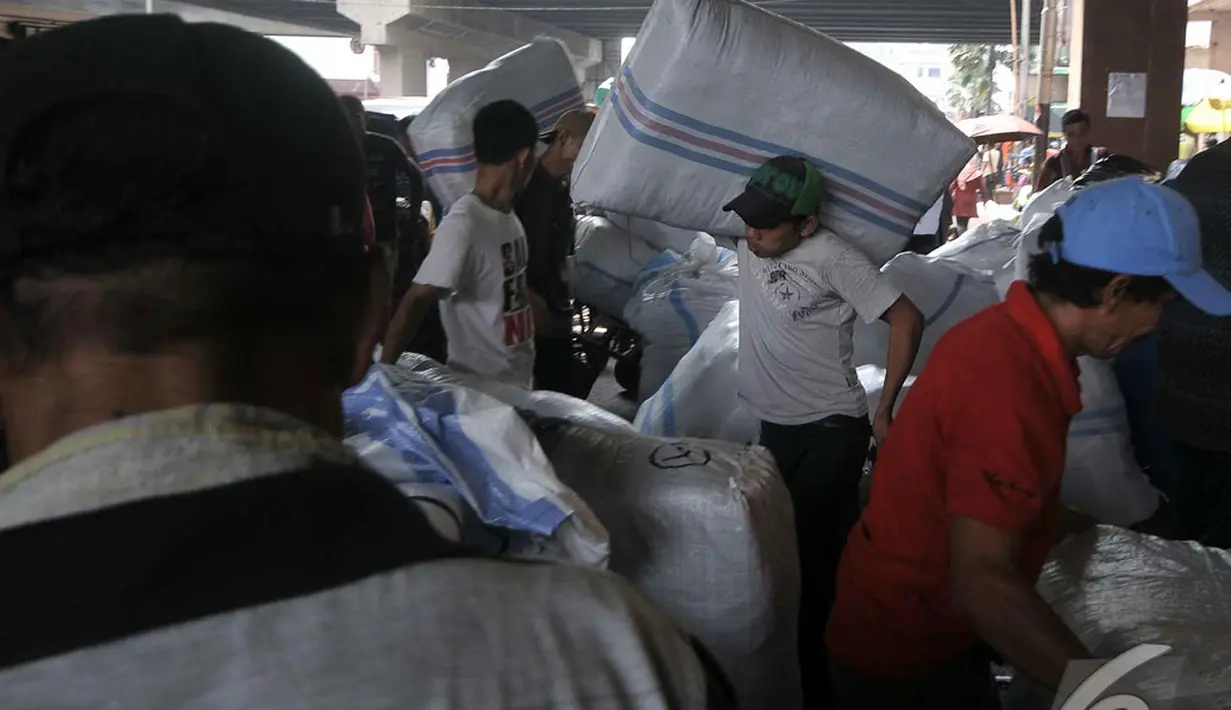  Para pengangkut barang atau biasa disebut kuli panggul. Mereka tetap melakukan pekerjaan berat ini meski bulan puasa, Tanah Abang, Jakarta, Rabu (25/6/2014) (Liputan6.com/Johan Tallo)