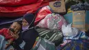 Warga terdampak letusan gunung Semeru mengungsi di tempat penampungan sementara di desa Sumber Wuluh di Lumajang, Jawa Timur, Senin (6/12/2021). Berdasarkan laporan Posko Tanggap Darurat Bencana Gunung Semeru erupsi, total korban jiwa ada sebanyak 15 orang meninggal dunia. (Juni Kriswanto/AFP)