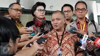 Ketua KPK Agus Rahardjo memberikan keterangan pers di depan Gedung KPK, Jakarta, Jumat (19/2). Rektor dan sejumlah guru besar universitas terkemuka menyambangi KPK untuk menyampaikan dukungan penolakan terhadap revisi UU KPK. (Liputan6.com/Helmi Afandi)