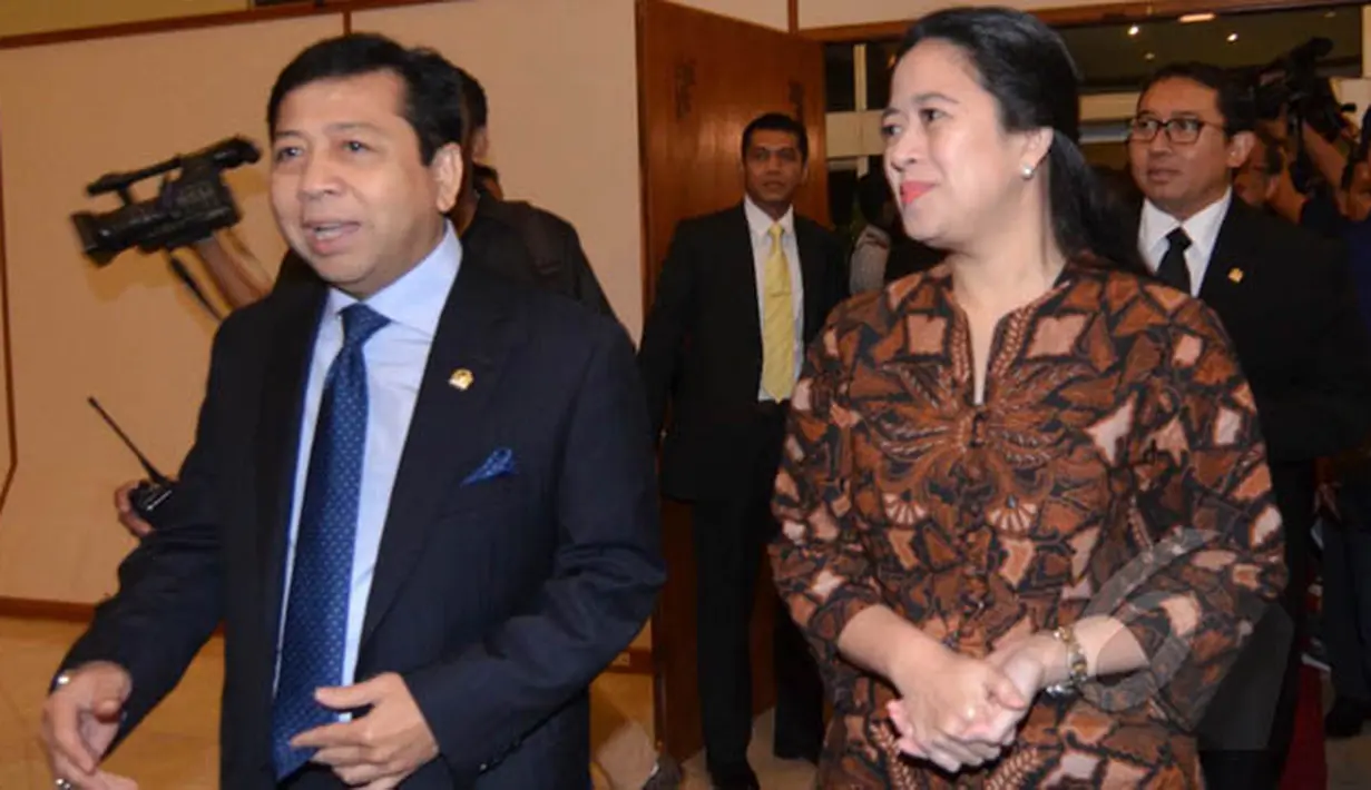 Ketua DPR-RI Setya Novanto (kiri) didampingi Wakil Ketua DPR Fadli Zon (tengah) berjalan bersama Menko Pembangunan Manusia dan Kebudayaan Puan Maharani sebelum rapat antara DPR dengan empat menko di Jakarta, Selasa (3/1). (Liputan6.com/Andrian M Tunay)