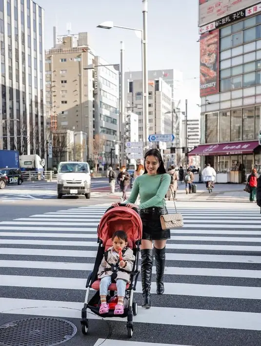 <p>Meskipun di Jepang sedang musim dingin, Shandy Aulia terlihat antik dengan mengenakan mini skirt. [Foto: instagram.com/shandyaulia]</p>