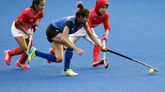 Pemain Indonesia, Yuanita Rahmadhani, berebut bola dengan pemain Thailand pada laga Asian Games di Lapangan Hoki, GBK, Jakarta, Sabtu (25/8/2018). Indonesia kalah 0-2 dari Thailand. (Bola.com/Peksi Cahyo)