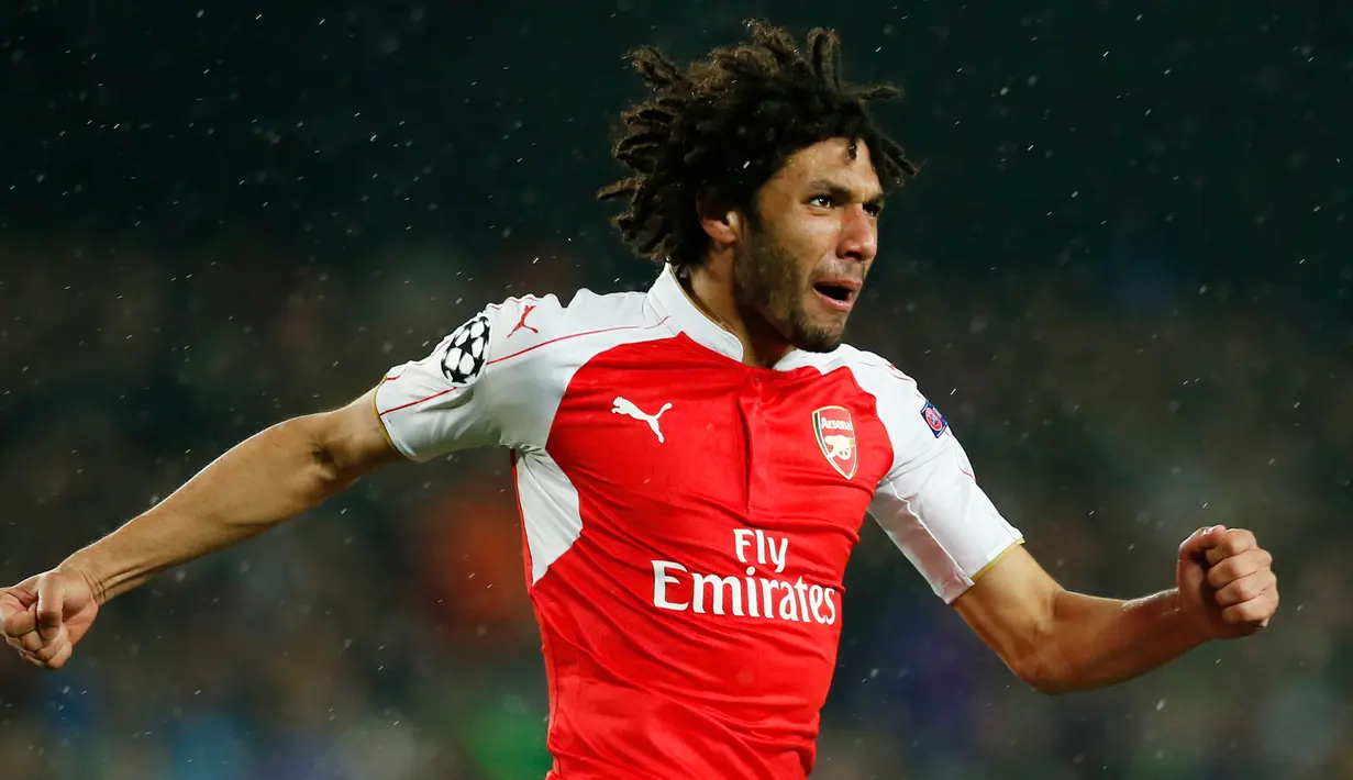 Gelandang Arsenal, Mohamed Elneny melakukan selebrasi usai mencetak gol kegawang Barcelona pada leg kedua 16 besar liga champions di stadion Nou Camp, Spanyol (17/3). Barcelona menang atas Arsenal dengan skor 3-1. (Reuters/Albert Gea)