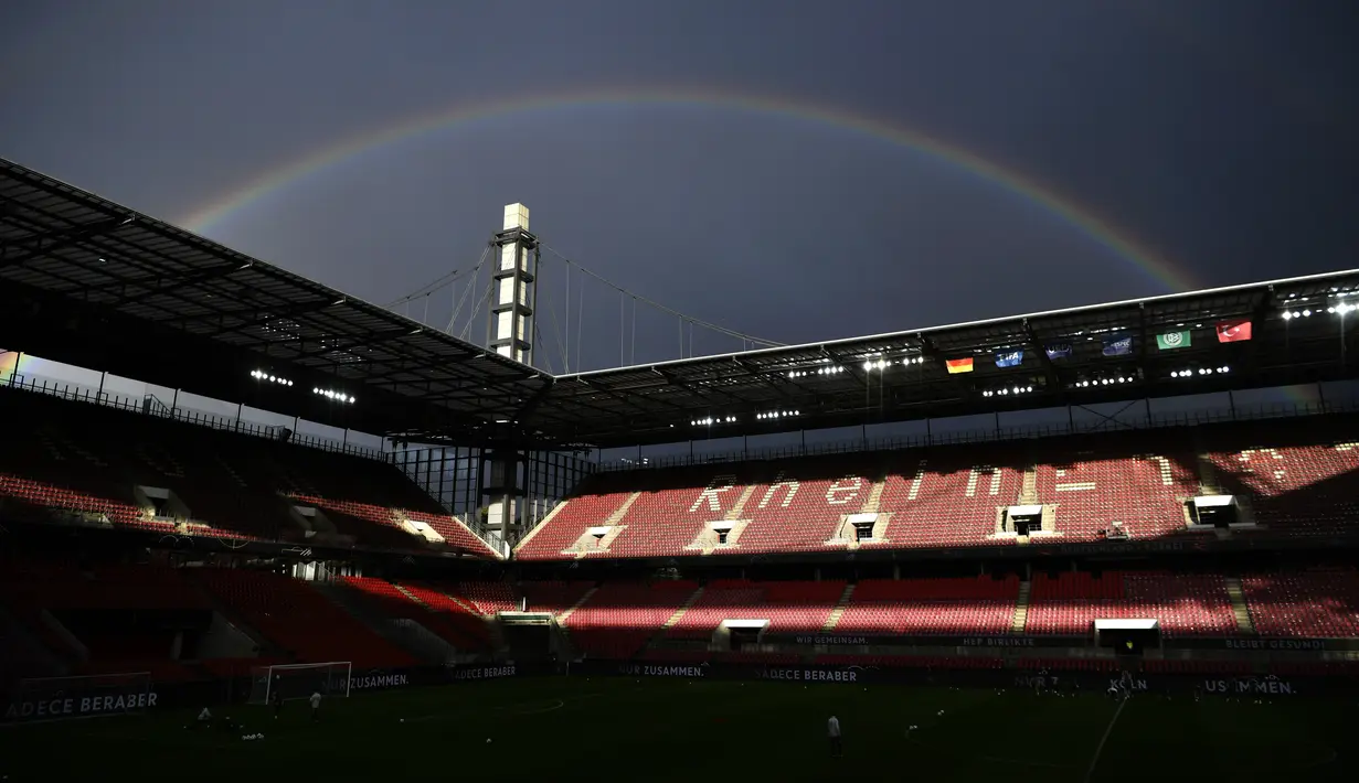 Pelangi terlihat saat sesi latihan timnas Jerman di stadion Rheinenergie di Cologne, Jerman barat (9/10/2020). Jerman akan bertanding melawan Turki pada laga persahabatan di stadion Rheinenergie di Cologne, Jerman, Kamis (8/10/2020). (AFP/Ina Fassbender)