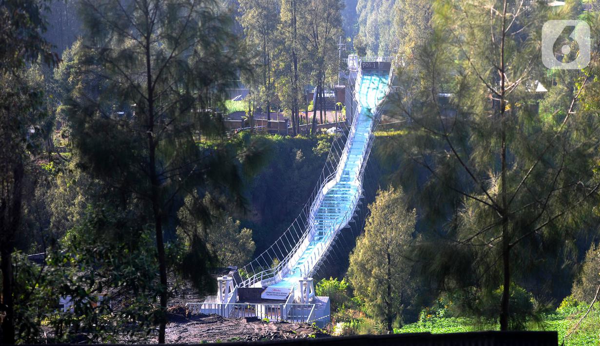 <p>Kepala Dinas Kominfo Kabupaten Probolinggo Yulius Cristian menerangkan jika untuk jembatan kaca sejuah ini masih belum ada kabar kapan akan dibuka. (merdeka.com/Arie Basuki)</p>