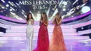 Valerie Abou Chacra (kiri) terharu setelah tahu dia memenangkan Miss Lebanon 2015 di Beirut, Lebanon, Senin (12/10/2015). Mahasiswi cantik berusia 23 tahun itu telah berhasil mengalahkan 13 kontestan lainnya dalam ajang tersebut.  (REUTERS/Mohamed Azakir)
