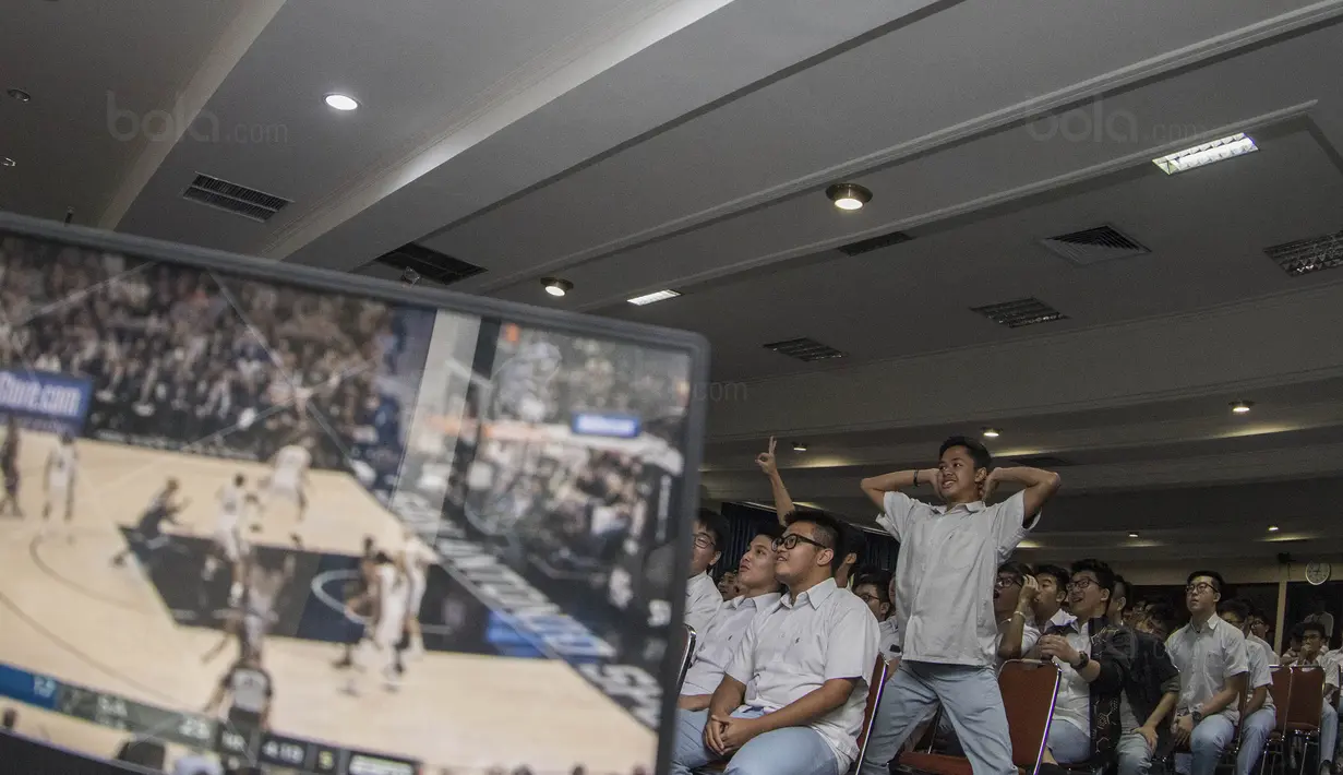 Suasana kemeriahan nonton bareng laga NBA di Kolese Kanisius, Jakarta, Kamis (19/10/2017). (Bola.com/Vitalis Yogi Trisna)