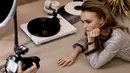 Lily-Rose Depp mengenakan jam tangan ini dalam dua look berbeda [Chanel]