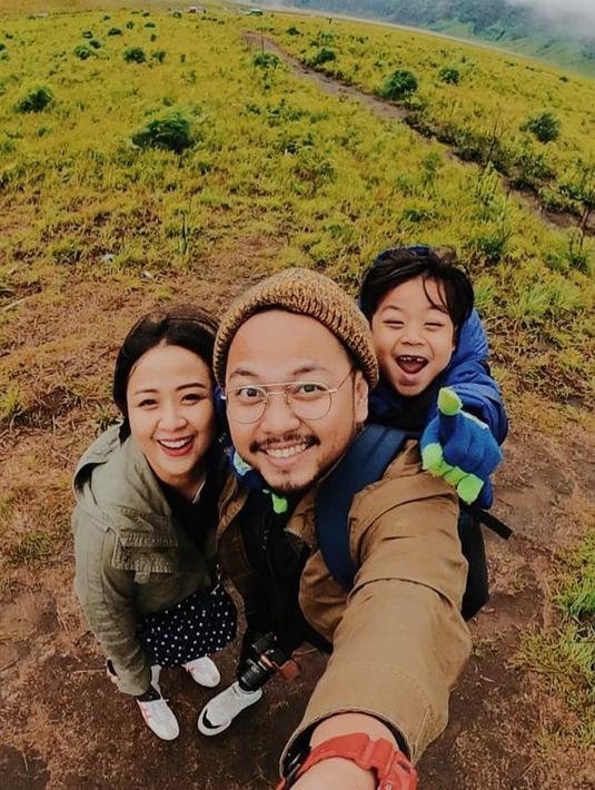 Meski menggeluti dunia karir yang berbeda, Astrid dan Arlan tetap bisa membagi waktu untuk menemani buah hatinya berlibur. Tak hanya ke pusat perbelanjaan, namun keluarga ini sering berlibur ke wisata alam seperti gunung dan taman konservasi. (Liputan6.com/IG/astridbasjar)