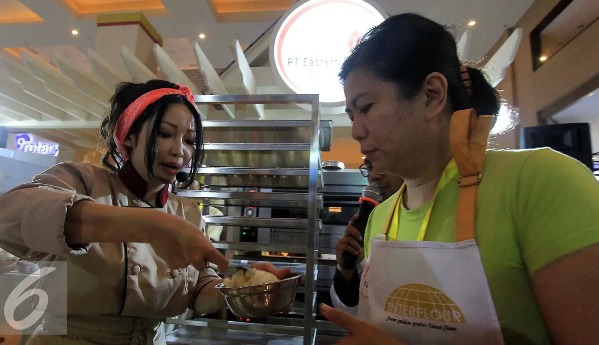 Chef Marinka mengajak pengunjung membuat kue dengan bahan tepung terigu kompas produk Interflour Indonesia saat  pameran SIAL INTERFOOD 2016 di JIEXPO Kemayoran, Jakarta, Sabtu (10/11). (Liputan6.com/Istimewa)