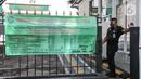 Petugas keamanan berjaga di gerbang pintu masuk saat penutupan sementara Pengadilan Negeri (PN) Jakarta Barat, Kamis (27/1/2022). Penutupan dimulai pada 27-31 Januari 2022 dan akan dibuka kembali pada 2 Februari 2022. (Merdeka.com/Iqbal S. Nugroho)