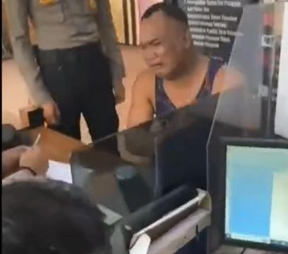 Beredar sebuah video seorang pria dengan tubuh kekar tiba-tiba menangis histeris saat mendatangi Mako Polres Tebo, Jambi belum lama ini.