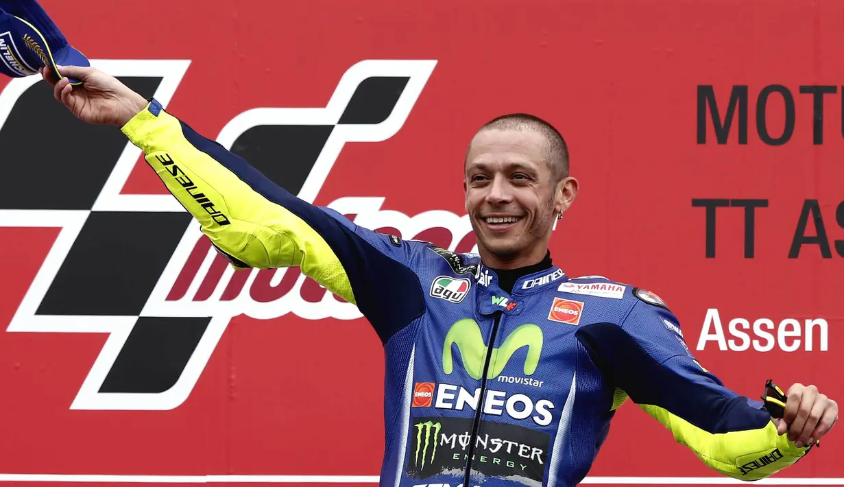 Pebalap Movistar Yamaha, Valentino Rossi, menyapa fans usai menjadi yang tercepat pada MotoGP Belanda di Sirkuit Assen, Assen, Minggu (25/6/2017). Riders asal Italia itu memiliki catatan waktu 41 menit 41,149 detik. (AFP/Vincent Jannink) 