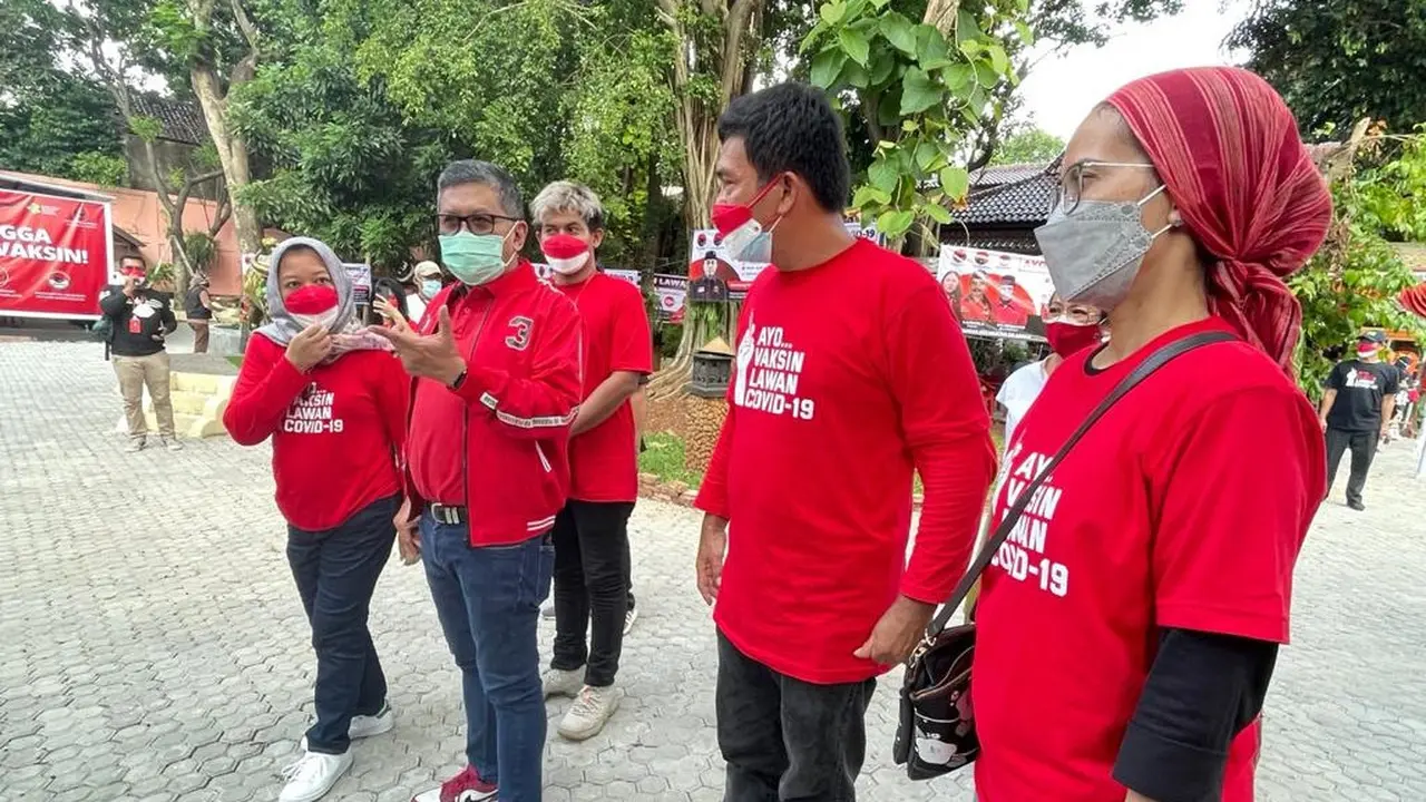 Sekjen PDIP Hasto Kristiyanto Meninjau Vaksinasi Covid-19 di Jakarta Selatan.