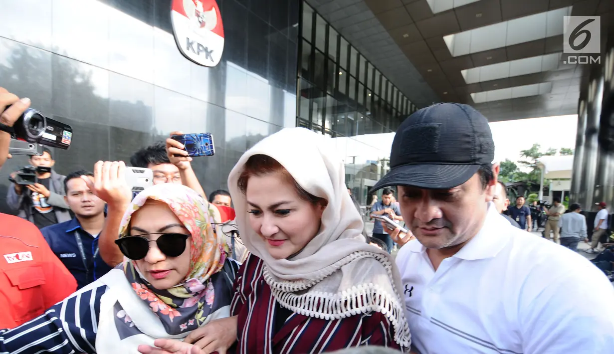 Istri terdakwa dugaan korupsi e-KTP Setya Novanto, Deisti Astriani Tagor (tengah) meninggalkan gedung KPK usai menjalani pemeriksaan, Jakarta, Rabu (10/1). Sebelumnya pada Senin (20/11) lalu, Deisti juga telah diperiksa. (Liputan6.com/Helmi Fithriansyah)