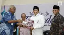 Mantan Ketua KPK Taufiqurrahman Ruki memberikan buku ke Ketua DPR RI Bambang Soesatyo saat peluncuran buku "14 Tahun Perjalanan KPK" di Gedung KPK, Jakarta (23/5). (Liputan6.com/Herman Zakharia)