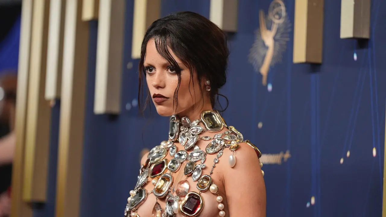 Jenna Ortega saat hadir di Emmy Awards 2025 memilih tampil dengan gaya naked. Dok. Jae C. Hong Invision/AP.