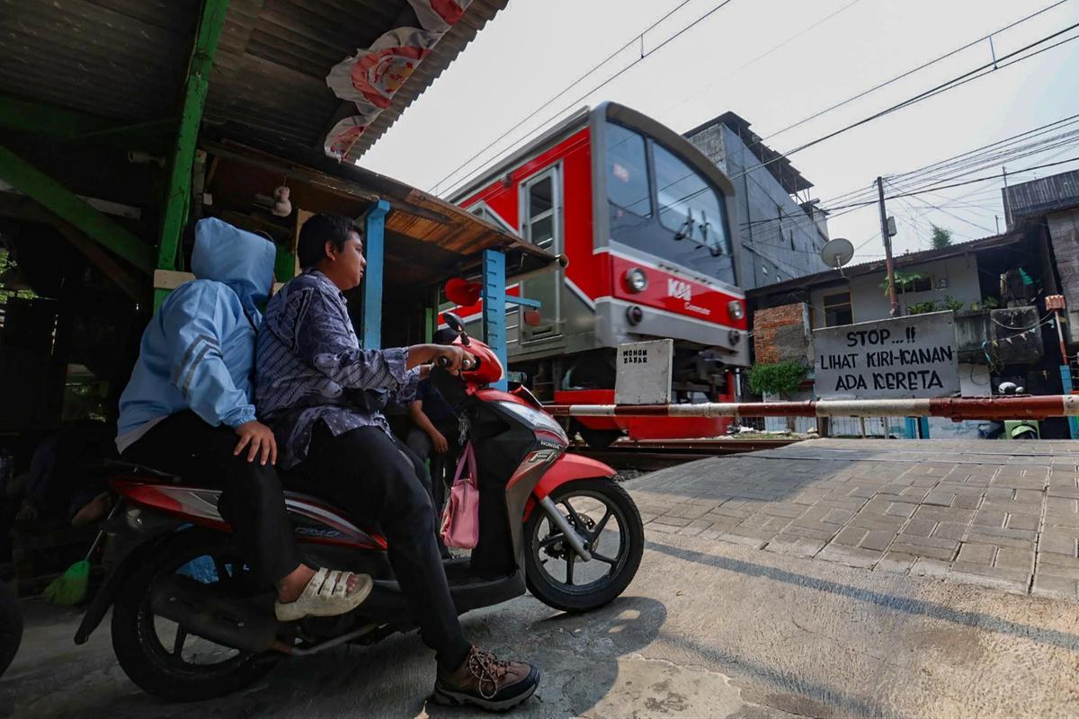FOTO: Perlintasan Liar Tebet Ditutup Demi Keselamatan Warga