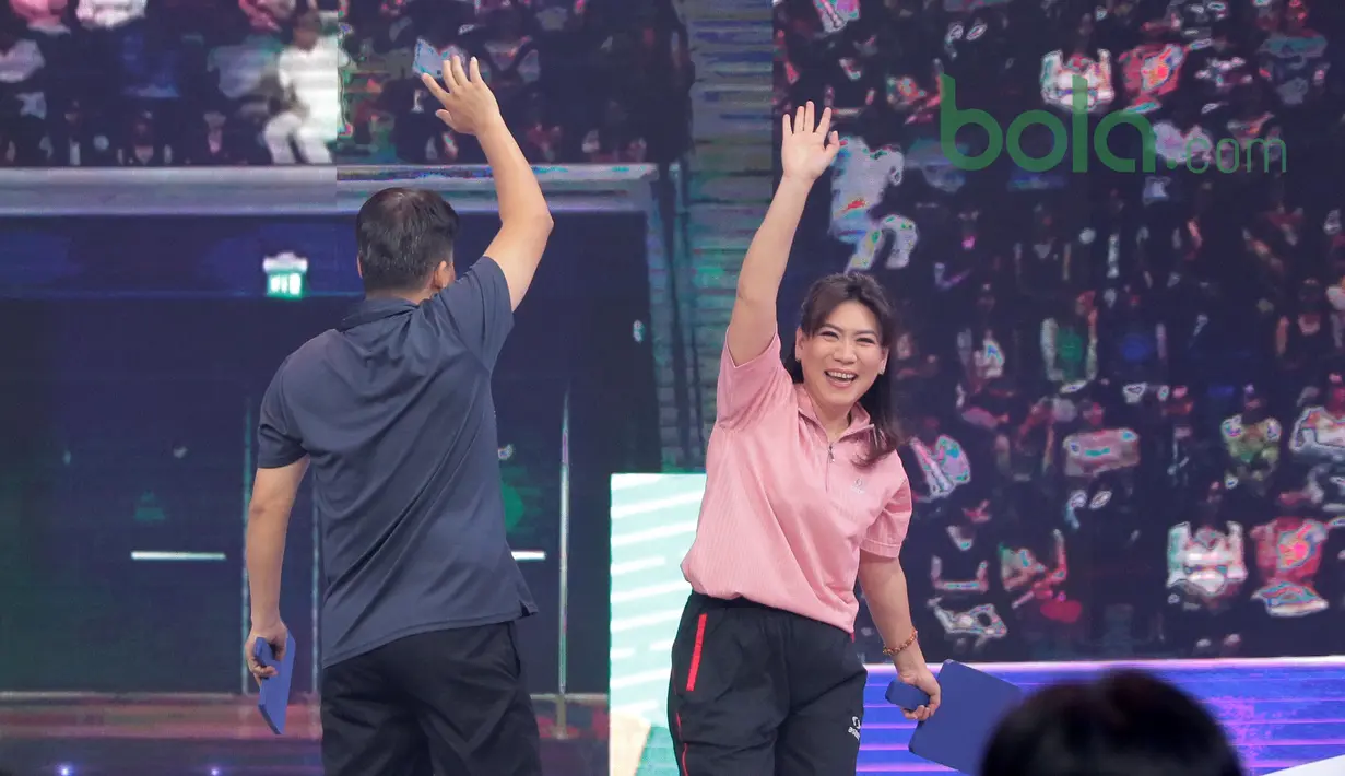 Ekspresi Susi Susanti-Alan Budikusuma saat bermain bulutangkis pada Konser Energi Asian Games 2018 di Studio Indosiar, Jakarta (8/3/2018). Konser Energi untuk menyambut Event terbesar di Asia di Jakarta-Palembang. (Bola.com/Nick Hanoatubun)