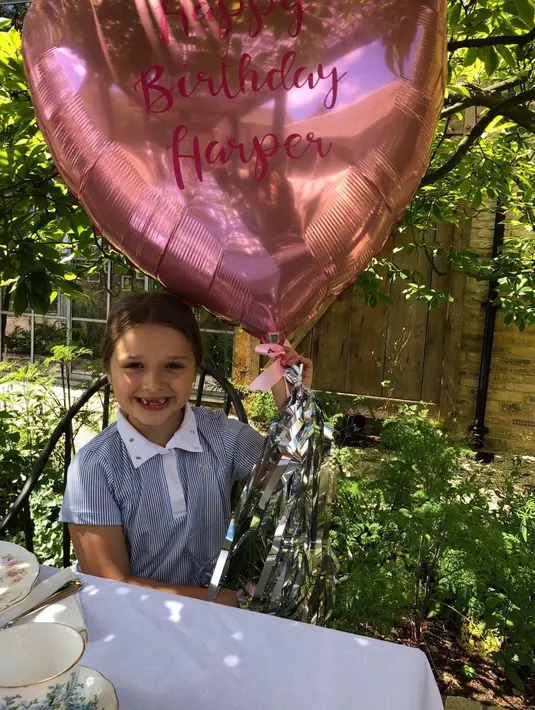 Bertemakan warna pink, Harper terlihat sangat cantik dalam acara ulang tahunnya sendiri. (instagram/victoriabeckham)